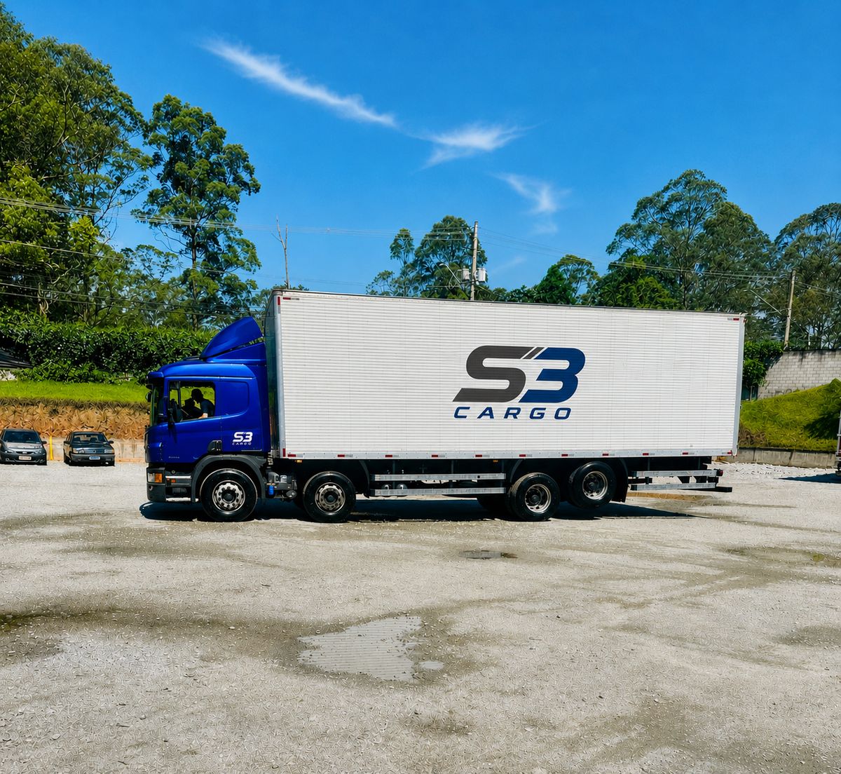 Caminhão da S3 Cargo com baú, identificado com a logomarca da empresa
