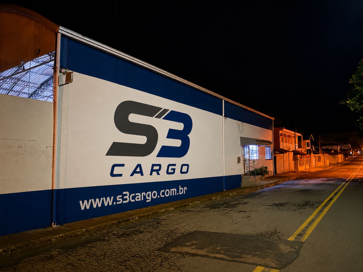 Fachada de uma das unidades da S3 Cargo, com a logomarca pintada na parede
